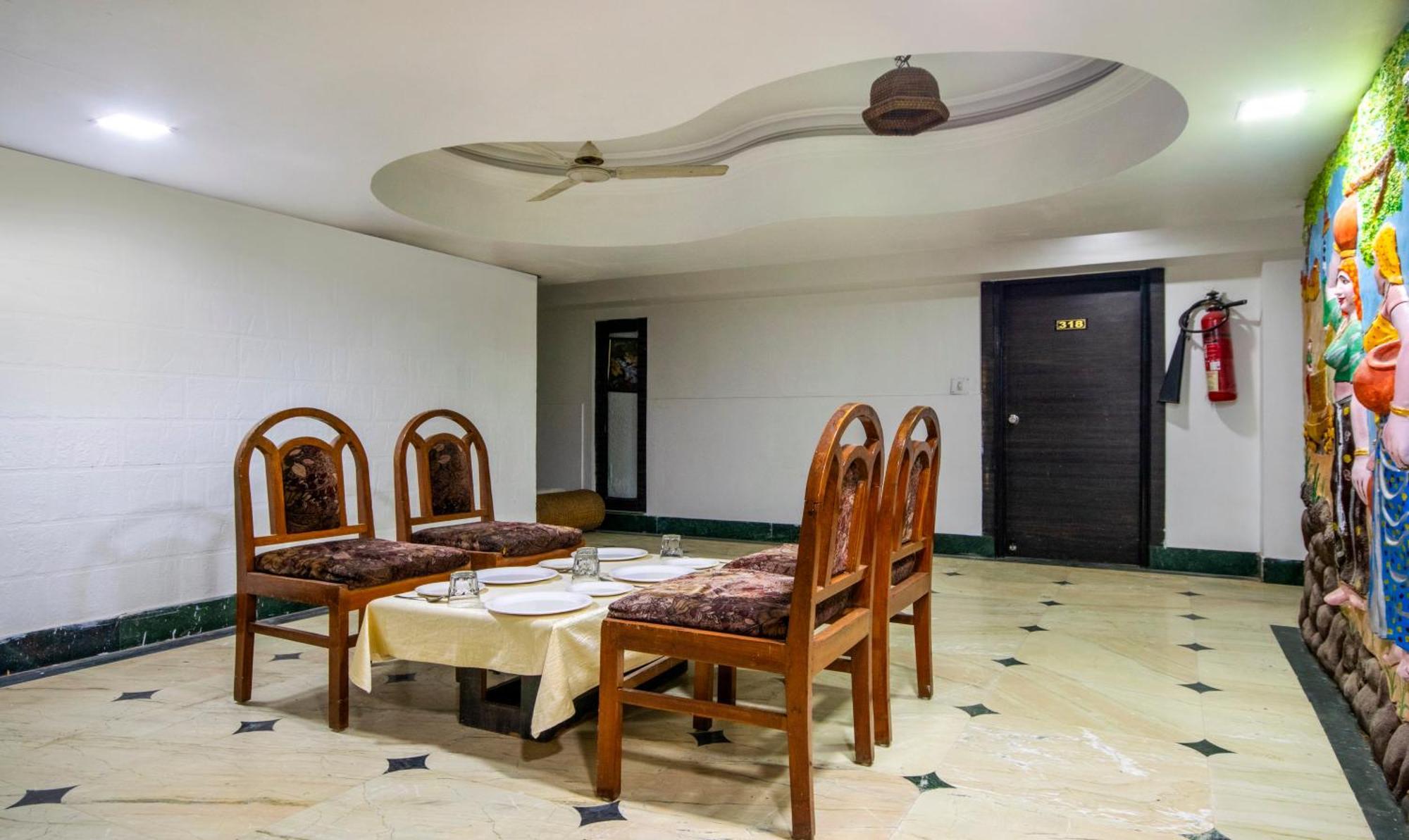 Itsy Hotels Shree Krishna Palace Ахмедабад Экстерьер фото